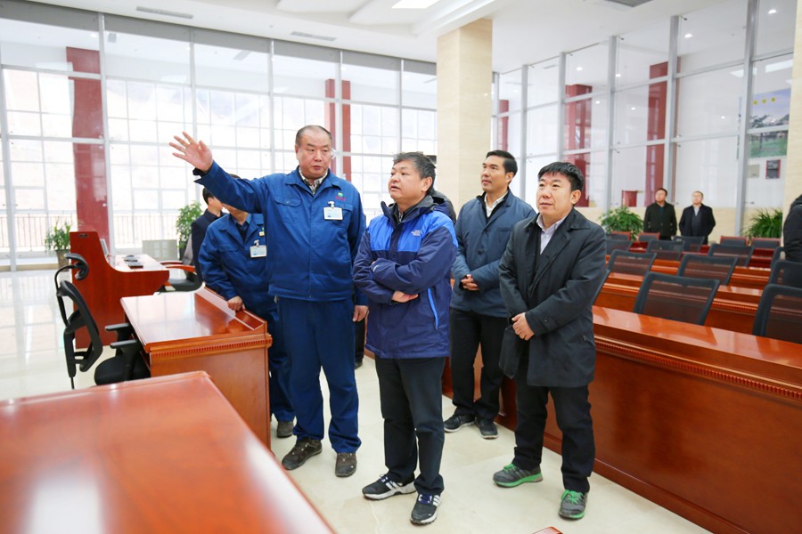 9-2016年12月，生態(tài)環(huán)境部部長黃潤秋（時任環(huán)境保護部副部長）蒞臨金徽股份視察工作，對金徽股份 的環(huán)境保護工作給充分肯定。.jpg