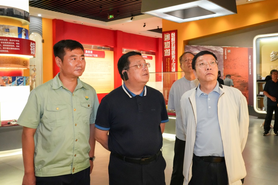 2024.06.23全國政協(xié)委員、 陜西省政協(xié)副主席、民建陜西省委會主委李忠民蒞臨金徽股份調(diào)研.jpg